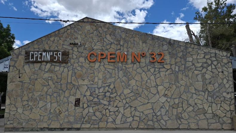 La nota fue encontrada en uno de los baños de la escuela. | LM Neuquen La nota fue encontrada en uno de los baños de la escuela.