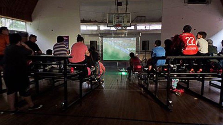 El intendente de El Chocón se puso la 10 y los vecinos vieron el Superclásico gratis