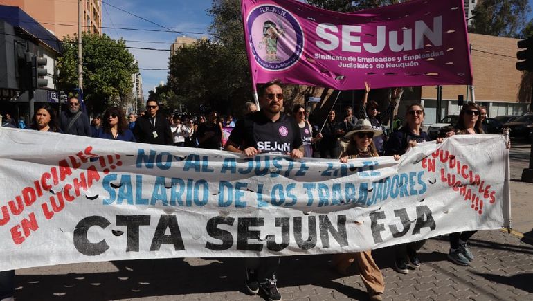 Sejun se moviliza por la ciudad de Neuquén. Quieren apertura de la mesa de negociación salarial. Sejun se moviliza por la ciudad de Neuquén. Quieren apertura de la mesa de negociación salarial.