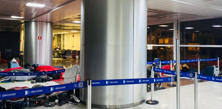 Migrantes esperando mientras tramitan su permiso especial en el aeropuerto de San Pablo. Migrantes esperando mientras tramitan su permiso especial en el aeropuerto de San Pablo.