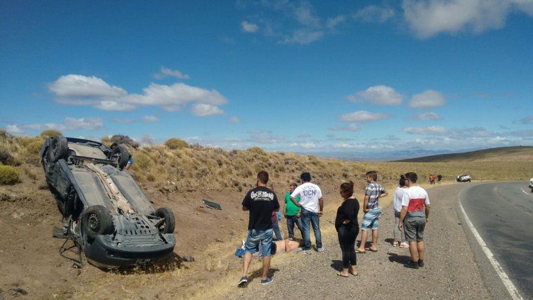 Se quiso adelantar por un lugar no permitido y chocó a un auto