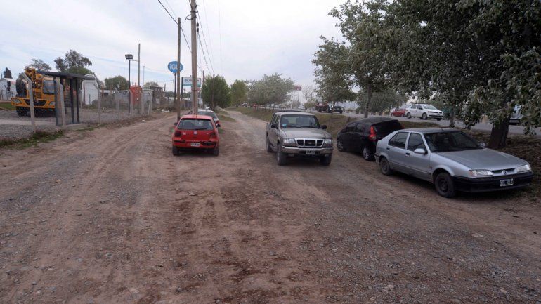 La calle es muy transitada y está en malas condiciones.