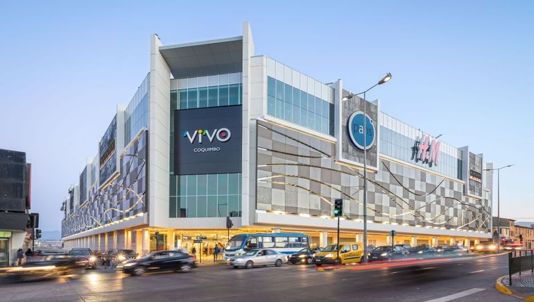 Turistas argentinos recorren los centros comerciales de Coquimbo, en Chile, atraídos por los precios bajos y las rebajas de temporada. Turistas argentinos recorren los centros comerciales de Coquimbo, en Chile, atraídos por los precios bajos y las rebajas de temporada.