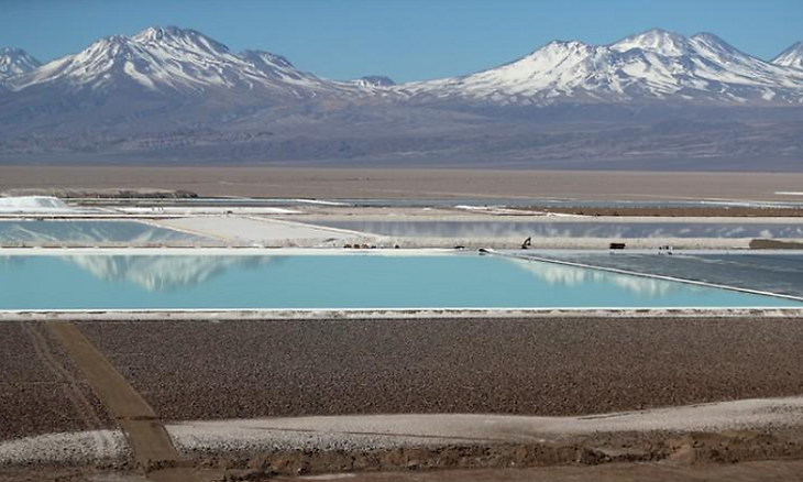 Extracción en el Salar de Atacama, Chile: evaporación en pozas bajo estricta regulación estatal y privada. Extracción en el Salar de Atacama, Chile: evaporación en pozas bajo estricta regulación estatal y privada.