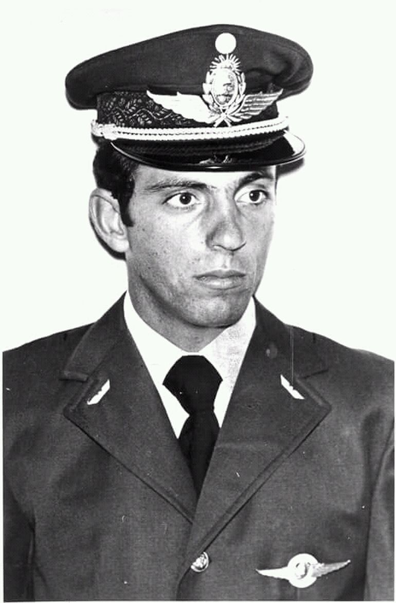 De Ibáñez nació en Las Lajas En 1982 piloteaba un avión Canberra MK62 que formaba parte de un escuadrón que operaba desde la Base Aérea Militar Trelew.