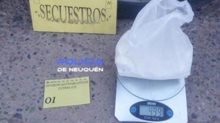 Detuvieron a dos hombres que tenían medio kilo de cocaína
