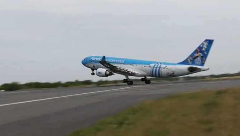 El vuelo de Aerolíneas sale con pasaje completo a Qatar