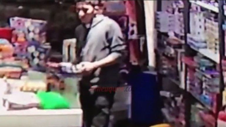 Así roban en una juguetería del centro neuquino