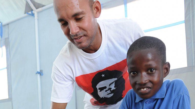 Un médico cubano le hace una curación a un chico en La Habana.