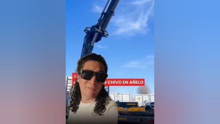 A lo Petroka: asaron un chivo colgado de una hidrogrúa en Añelo