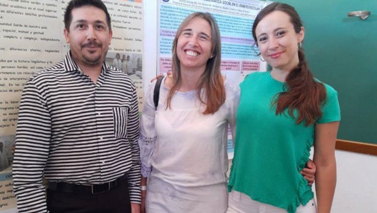 Crean una guía de señas para incluir a alumnos sordos