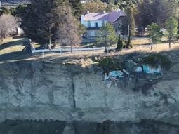 El edificio, testigo de una época dorada del petróleo en Chubut, permanecerá cercado y cerrado, pero se podrá recorrer sus jardines históricos con vista al mar.  El edificio, testigo de una época dorada del petróleo en Chubut, permanecerá cercado y cerrado, pero se podrá recorrer sus jardines históricos con vista al mar.