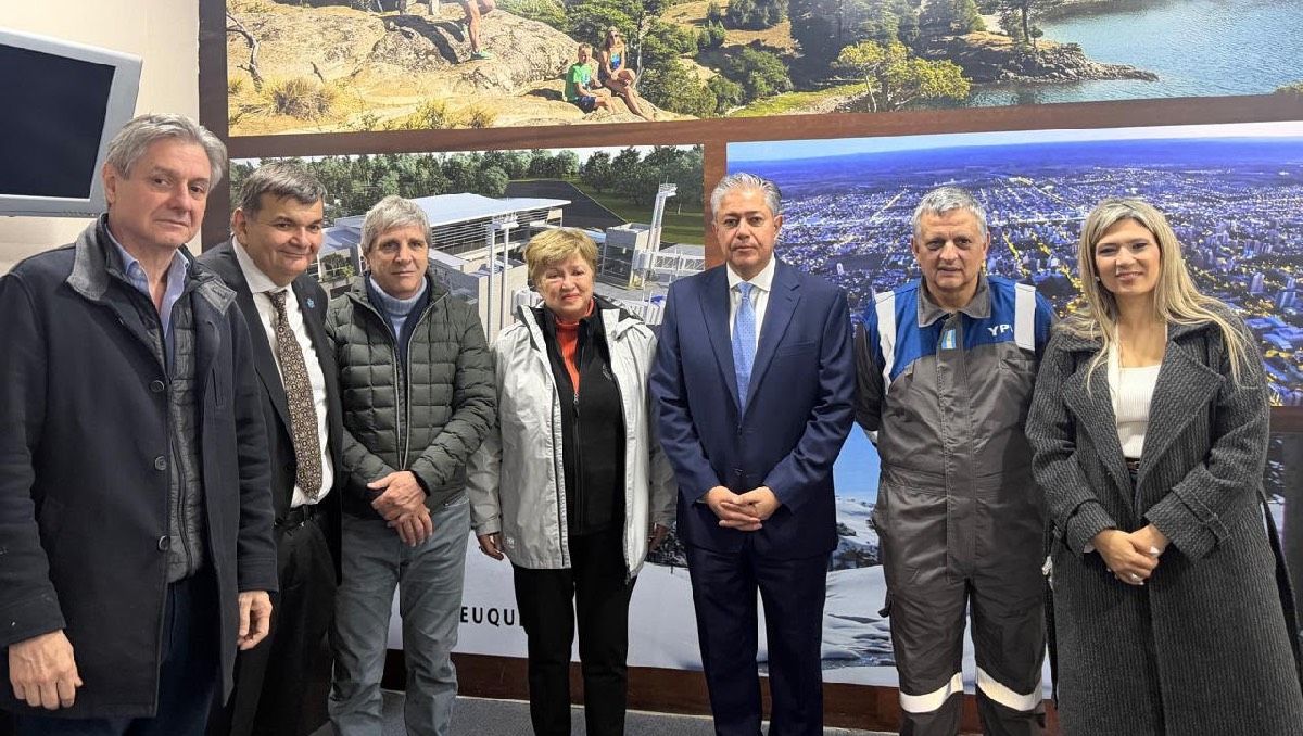 Kristalina Georgieva junto al gobernador Rolando Figueroa y Nadia Márquez, durante una corta recepción en el Aeropuerto de Neuquén.