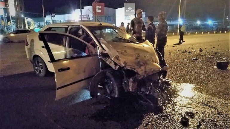 Impactante accidente entre un auto y un camión en la 22