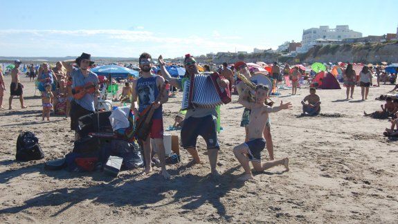 Cinco artistas viajeros conforman Felices Pastores, una banda que toca a la gorra para costear un viaje de placer desde Buenos Aires hasta Ushuaia.