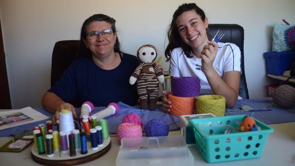 Madre e hija crean amigos nuevos con sus agujas de crochet