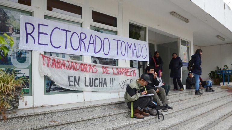 Tomaron el rectorado en reclamo de su reincorporación laboral