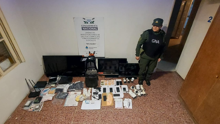 Personal de Gendarmería Nacional recibió las órdenes para concretar el allanamiento en El Huecú por el supuesto caso de trata.&nbsp;