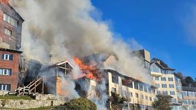 Feroz incendio destruyó histórico Hotel Huemul de Bariloche y hay dos bomberos hospitalizados | LM Neuquen Feroz incendio destruyó histórico Hotel Huemul de Bariloche y hay dos bomberos hospitalizados