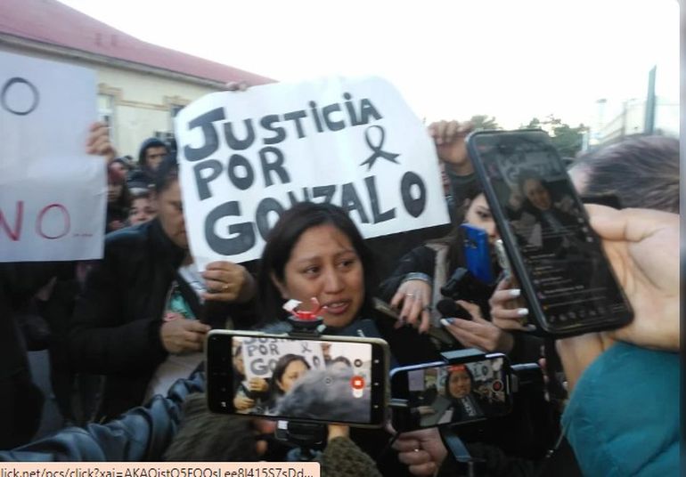 La madre de Gonzalo Guenchur ante los medios, horas después del crimen de su hijo en Comodoro Rivadavia. La madre de Gonzalo Guenchur ante los medios, horas después del crimen de su hijo en Comodoro Rivadavia.