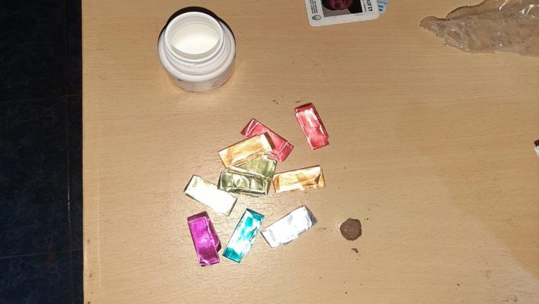 La Policía secuestró drogas y municiones en una vivienda de la banda Los Champú.