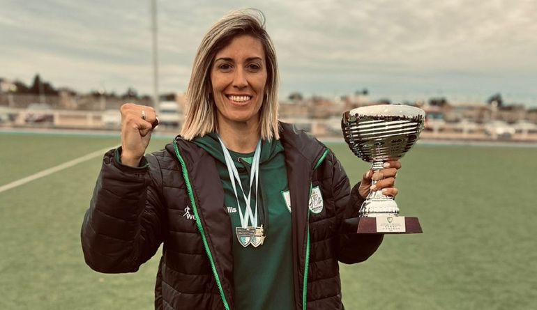 Patricia con el trofeo que ganó junto a sus compañeras el último domingo. 