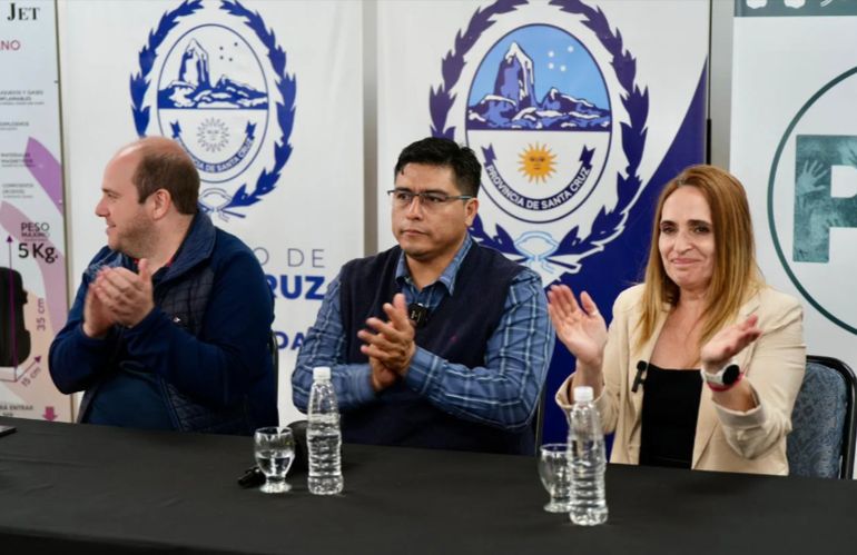 El gobernador de Santa Cruz, Claudio Vidal (centro), anunció los nuevos vuelos en el aeropuerto de Perito Moreno. El gobernador de Santa Cruz, Claudio Vidal (centro), anunció los nuevos vuelos en el aeropuerto de Perito Moreno.