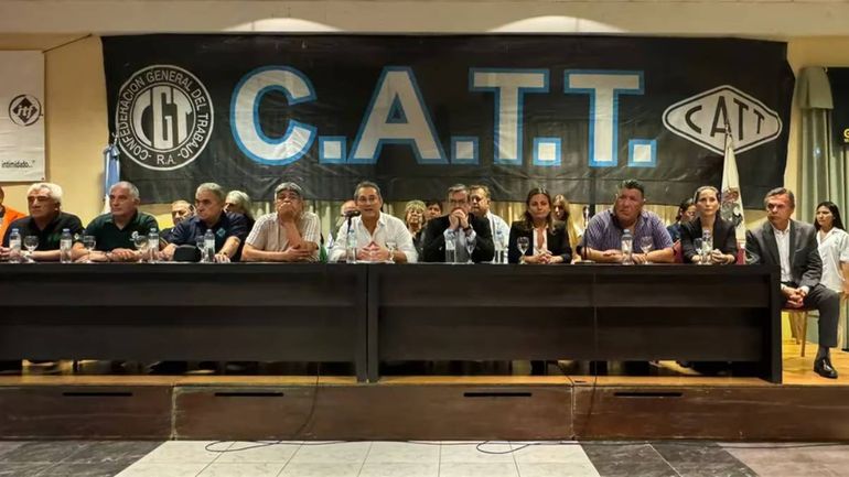 El Secretario General de la Confederación Argentina de Trabajadores de Transporte (CATT) anunció un paro nacional el 6 de mayo, por lo que se interrumpirá el normal funcionamiento del transporte entre las 8 y 11 de la mañana. Foto: Infobae. El Secretario General de la Confederación Argentina de Trabajadores de Transporte (CATT) anunció un paro nacional el 6 de mayo, por lo que se interrumpirá el normal funcionamiento del transporte entre las 8 y 11 de la mañana. Foto: Infobae.