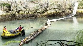 El derrumbe del puente del Dique Ameghino, sobre el río Chubut, en 2002. El derrumbe del puente del Dique Ameghino, sobre el río Chubut, en 2002.
