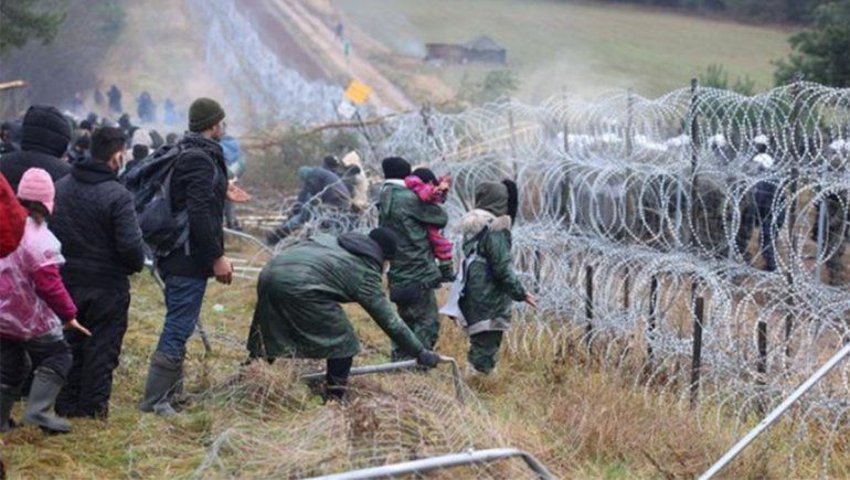 Crisis de migrantes: Bielorrusia habla de un posible enfrentamiento militar