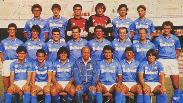 Diego Maradona y el plantel campeón con el Napoli.