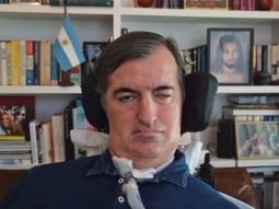 Respecto a la enfermedad que padece hace cuatro años, reveló que hace tiempo que solo puedo mover mis ojos y son la puerta del alma.