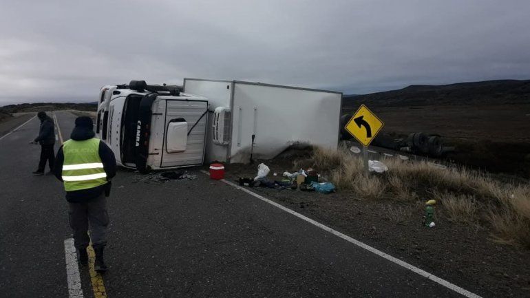 Un camionero se quedó dormido y volcó en la Ruta 40