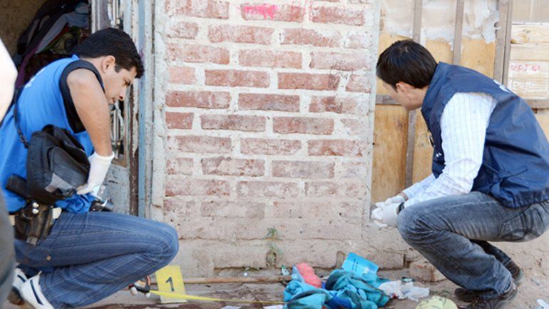 La Policía hizo pericias en el lugar. Mónica murió horas después.