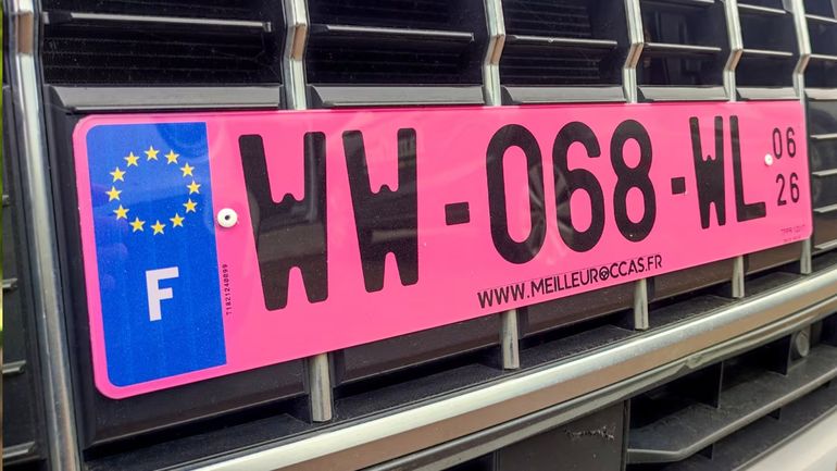 Las patentes color rosa en los autos se implementaron en Francia y también en España. Las patentes color rosa en los autos se implementaron en Francia y también en España.