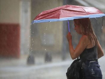 Cómo es el paraguas inteligente viral que te sigue y te deja las manos libres Cómo es el paraguas inteligente viral que te sigue y te deja las manos libres