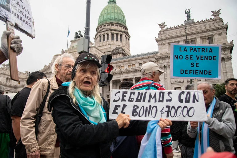 Jubilados, en una marcha de protesta contra el gobierno frente a la sede del Congreso. Jubilados, en una marcha de protesta contra el gobierno frente a la sede del Congreso.
