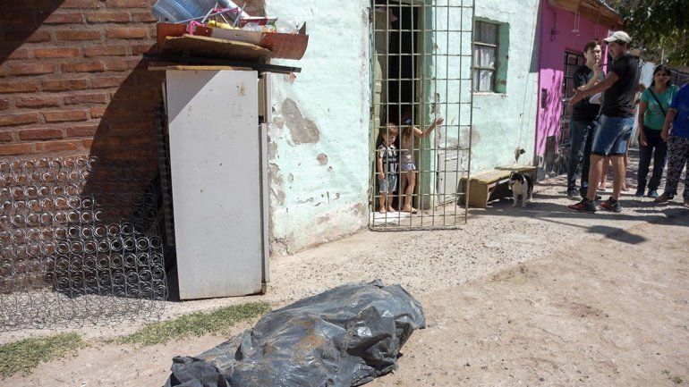 Villa Ceferino: mueren más perros envenenados y los vecinos no dejan salir a la calle a sus hijos