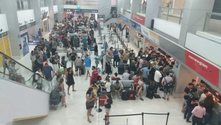 Por la falla de un motor, Flybondi canceló un vuelo a Córdoba y hay decenas de pasajeros varados