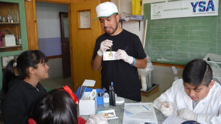 Jeremías toma contacto con los chicos y trata de entusiasmarlos con sus proyectos ecológicos.