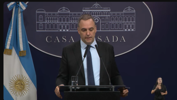 Manuel Adorni prepara su declaración patrimonial. Manuel Adorni prepara su declaración patrimonial.