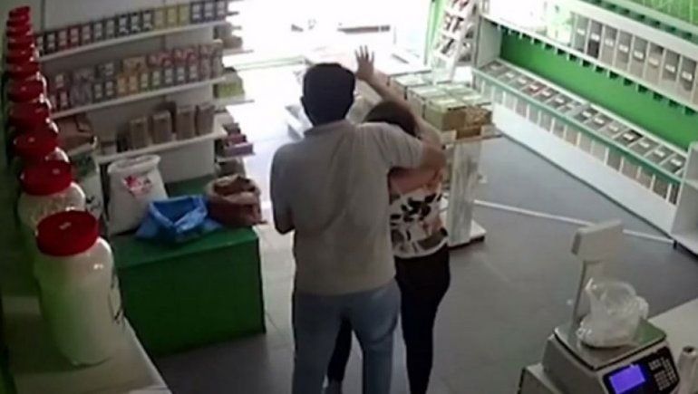 Un hombre entró a un local y quiso abusar de la dueña