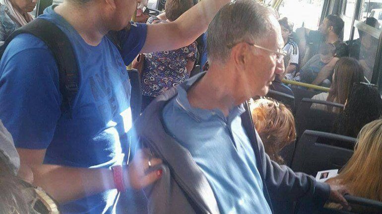 Un anciano eyaculó en el brazo de una chica en el colectivo