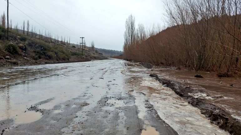 El temporal de lluvia seguirá hasta el miércoles. No hay clases y algunos caminos están intransitables. El temporal de lluvia seguirá hasta el miércoles. No hay clases y algunos caminos están intransitables.