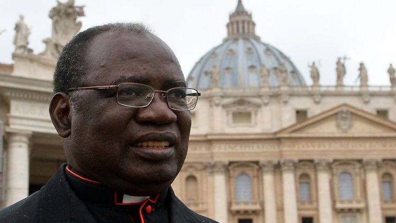 Escándalo en el Vaticano: un cardenal denunció que lo dejaron fuera del cónclave