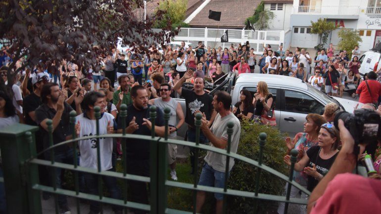 Los docentes esperaron afuera una tensa negociación. También aparecieron padres a pedir por las clases.