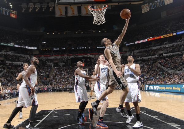 Ginóbili y Duncan guiaron a los Spurs a otro triunfo