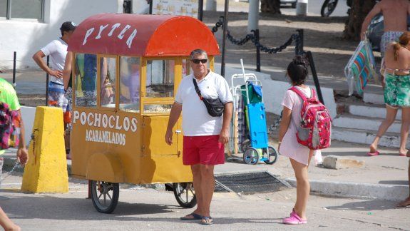 Desde hace 15 años, Pyter vende pochoclos en la Tercera Bajada.