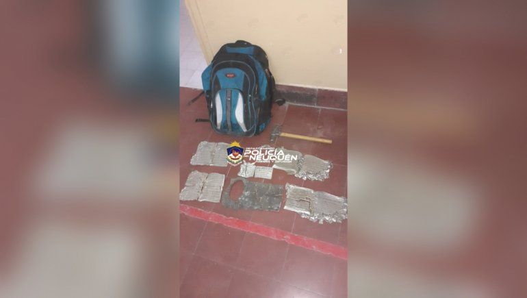 Lo detuvieron con placas de bronce robadas del cementerio