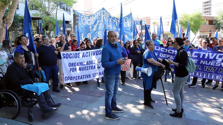 Jorge Salas con los socios activos de la Cooperativa 127 Hectáreas que lo respaldan. Jorge Salas con los socios activos de la Cooperativa 127 Hectáreas que lo respaldan.